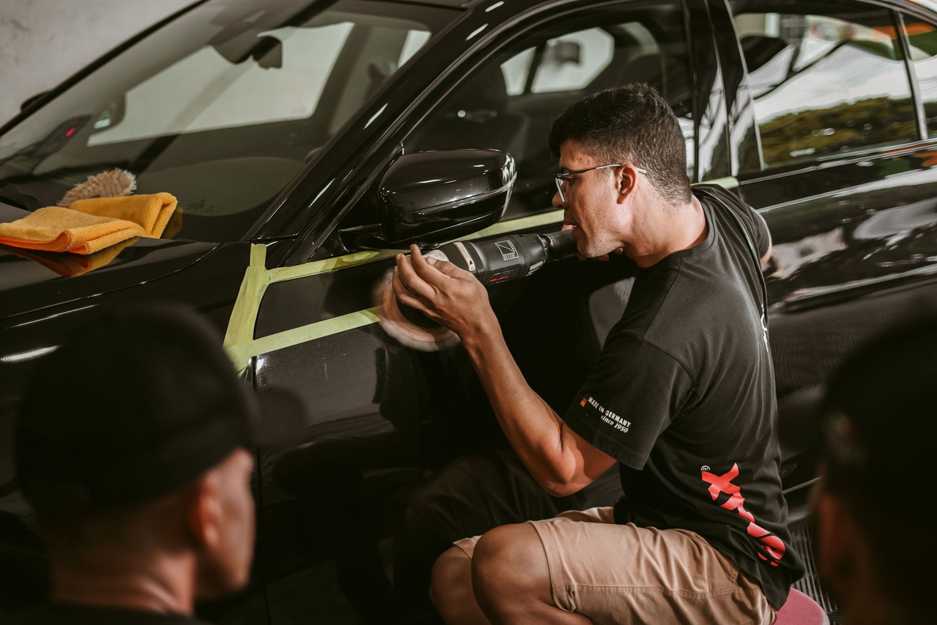 Kereta digilap oleh juruteknik
