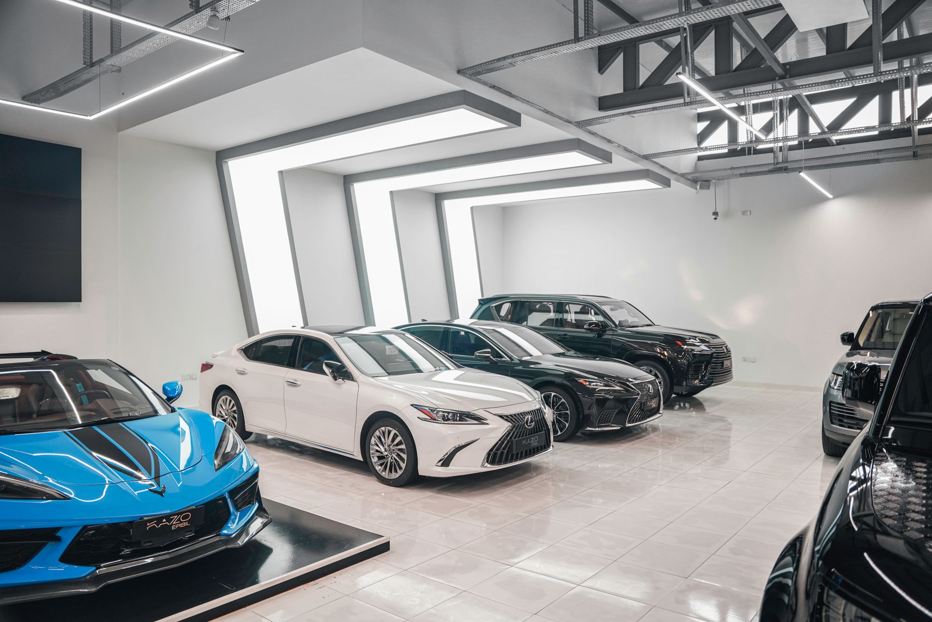 Kereta mewah dipamerkan di ruang pameran moden
